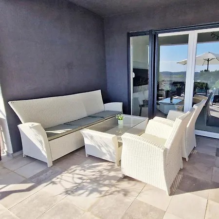 Willa Pura Vida With Sea View Pula